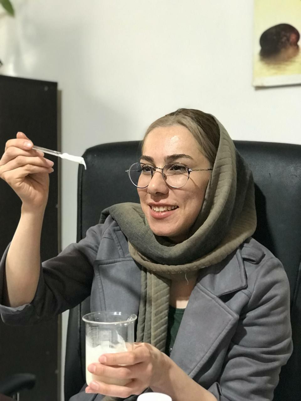 گفتگویی اختصاصی با خانم افسانه احمدی دانش آموخته رشته شیمی، فرمولاتور و کارآفرین