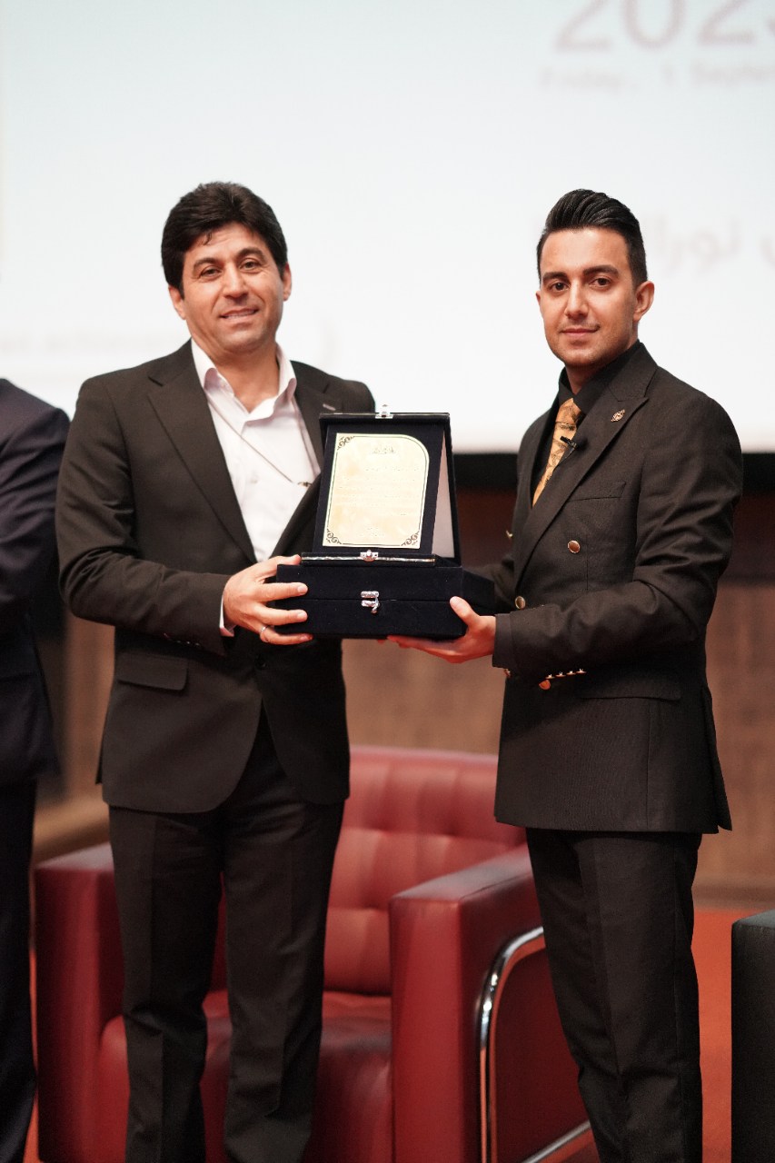 دکتر حسین چناری در سمینار سفر قهرمانی برند موفق به دریافت لوح اولین و برترین کارآفرین آموزشی گردید